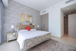 Postel nebo postele na pokoji v ubytování Chic 2BR APT at Act One Act Two Near Burj Khalifa 3504