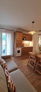 ein Wohnzimmer mit Sofa und Tisch in der Unterkunft Limiria Studio in Santa-Maria-Poggio + 14 Fotos