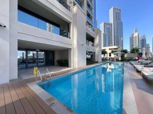 Bazén v ubytování Chic 2BR APT at Act One Act Two Near Burj Khalifa 3504 nebo v jeho okolí