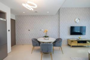 TV a/nebo společenská místnost v ubytování Chic 2BR APT at Act One Act Two Near Burj Khalifa 3504