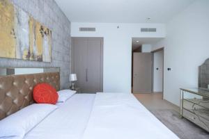Postel nebo postele na pokoji v ubytování Chic 2BR APT at Act One Act Two Near Burj Khalifa 3504