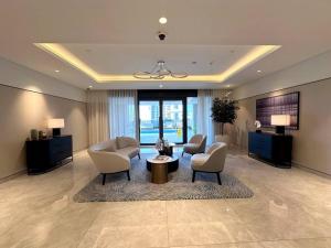 Posezení v ubytování Chic 2BR APT at Act One Act Two Near Burj Khalifa 3504