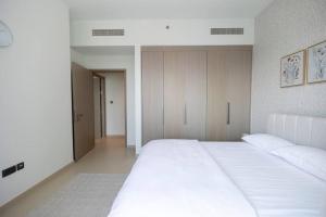 Postel nebo postele na pokoji v ubytování Chic 2BR APT at Act One Act Two Near Burj Khalifa 3504
