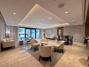 Posezení v ubytování Chic 2BR APT at Act One Act Two Near Burj Khalifa 3504