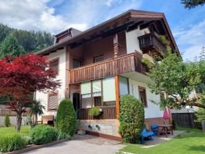 a house with a balcony and a yard at Ferienwohnung Frieda in Sillian