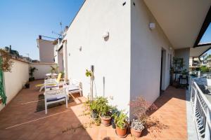 un balcone di una casa con piante di Vesuvius Apartament a Scafati
