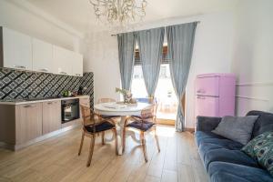 un soggiorno con un tavolo e un divano di Vesuvius Apartament a Scafati