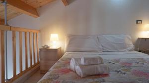 Un dormitorio con una cama con dos toallas encima. en Carme house, en Alghero
