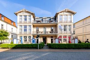 an apartment building in the middle of a street at Villa Glaeser in Bansin
