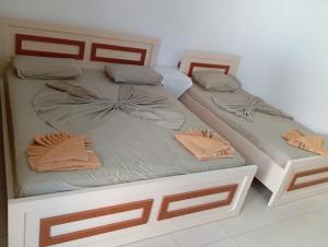 two twin beds sitting next to each other in a room at Vila Oriku in Sarandë