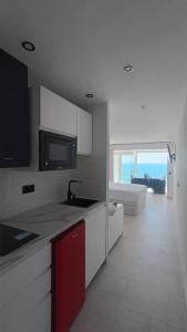una cocina con fregadero y encimera en Why not, en Empuriabrava
