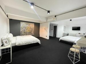 Ένα ή περισσότερα κρεβάτια σε δωμάτιο στο Perfect location in Chiang Mai 步行到塔佩門500米的泰式藝術民宿