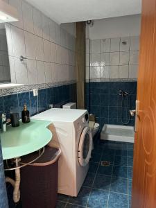 A bathroom at Maniola's Appartment