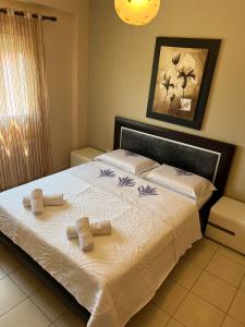 A bed or beds in a room at Maniola's Appartment