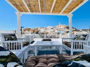 weranda z krzesłami i stołem oraz widokiem na miasto w obiekcie Traditional Cave Villa-Paradise & Prive Jacuzzi w mieście Emporio