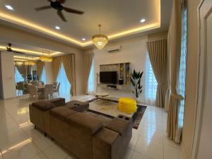 TV a/nebo společenská místnost v ubytování Single storey bungalow Tangkak