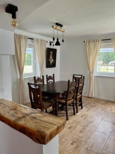 TV a/nebo společenská místnost v ubytování Domek Stara Kuźnia LUX + 7 fotografií