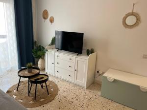 TV a/nebo společenská místnost v ubytování Moonlight Apartment