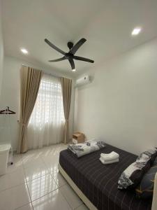 Postel nebo postele na pokoji v ubytování Single storey bungalow Tangkak