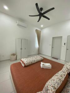 Postel nebo postele na pokoji v ubytování Single storey bungalow Tangkak