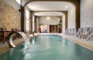 une piscine intérieure avec toboggan dans un bâtiment dans l'établissement Grand Hotel Des Sablettes Plage, Curio Collection By Hilton, à La Seyne-sur-Mer 37 autres photos