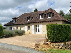 a house with a tiled roof on a driveway at Villa Bellevue in Pech Sec