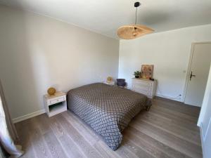 a bedroom with a bed and a dresser and a lamp at Villa Bellevue in Pech Sec