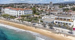 - une vue aérienne sur une plage avec des bâtiments et l'océan dans l'établissement Grand Hotel Des Sablettes Plage, Curio Collection By Hilton, à La Seyne-sur-Mer