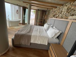 Postel nebo postele na pokoji v ubytování Buzë Boutique Hotel