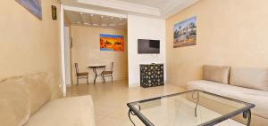 a living room with a couch and a table at Plein centre, plage & souks à deux pas ! in Agadir