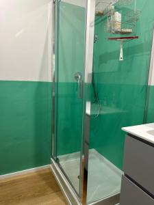 eine Dusche mit Glastür im Badezimmer in der Unterkunft Un meraviglioso spazio a Camogli in Camogli + 8 Fotos