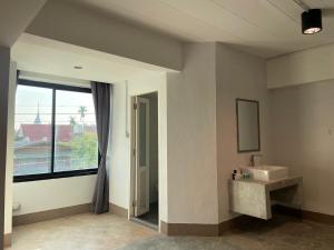 Ένα μπάνιο στο Perfect location in Chiang Mai 步行到塔佩門500米的泰式藝術民宿 +81 φωτογραφίες