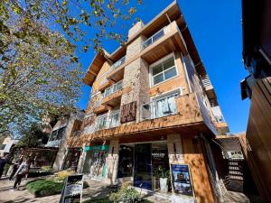 a building on the corner of a street at Incrível Loft 235 1 Suíte Centro by Achei in Canela