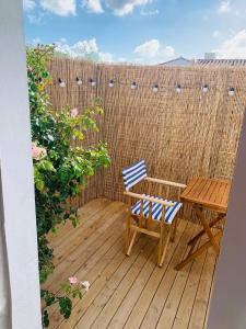 patio con tavolo, panca e recinzione di Charmante maisonnette neuve proche Thalasso a Sainte-Marie-de-Ré