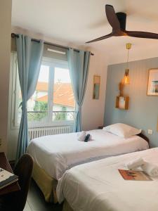 Postel nebo postele na pokoji v ubytování Hôtel Fine