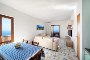 un soggiorno con un tavolo e un divano di Casa Ketty ad Amalfi