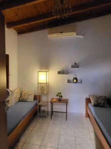 una sala de estar con un sofá y una mesa en Lena Summer Sea Family Vacation House & Yard Chalkidiki, en Sozopoli