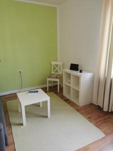 a living room with a white table and a desk at Nettes Schlafzimmer mit Gemeinschaftsbad in zentraler Lage in Bremen
