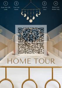 ein Zimmer mit einem Schild für eine Hausbesichtigung auf einem Tisch in der Unterkunft Cape Escape - Springtime Golfing & Walk to The Bay! in Mashpee