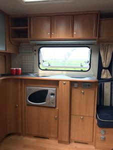Kuchyň nebo kuchyňský kout v ubytování Baksas Luxury Campers + 21 fotografií