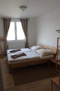 Letto o letti in una camera di Apartmány B. Němcové