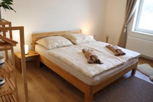 Letto o letti in una camera di Apartmány B. Němcové