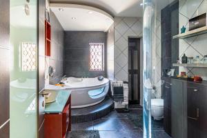 Un baño con bañera, lavabo e inodoro. en Coastal Creek, en Pembroke 24 fotos más