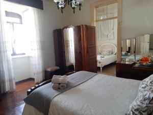 Ένα ή περισσότερα κρεβάτια σε δωμάτιο στο QM - Quinta da Morgadinha - Casa em Quinta Rural +69 φωτογραφίες
