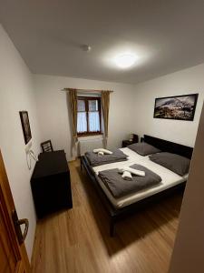 a bedroom with two beds in a room at Groppenstein Apartmanház in Obervellach