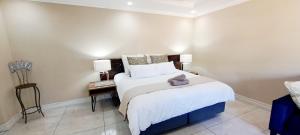 Waterfall City Guest Lodge客房内的一张或多张床位