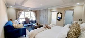 Waterfall City Guest Lodge客房内的一张或多张床位