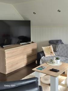 ein Wohnzimmer mit einer Couch und einem Couchtisch in der Unterkunft APARTAMENT - Duże mieszkanie w centrum Ålesund in Ålesund