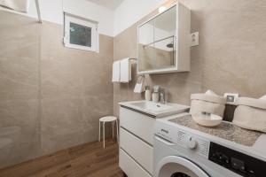 コストレナにあるSeaview Garden Premium apartmentsの洗濯機と洗面台を備えたバスルーム +72枚の写真