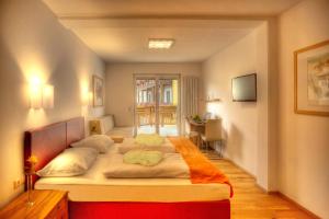 1 dormitorio con 1 cama grande en una habitación en Hotel Fürst, en Unterweissenbach